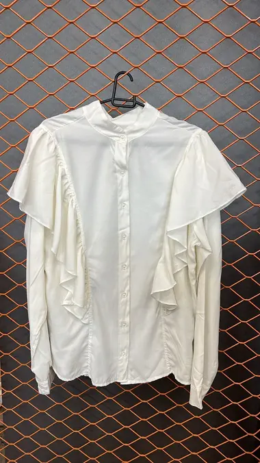 Foto amadora de peça no cabide - antes de usar IA